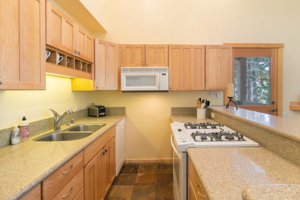 4066 Coyote Fork Truckee CA-large-016-015-Kitchen-1500x1000-72dpi