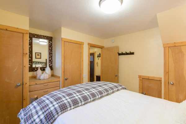 4066 Coyote Fork Truckee CA-large-023-030-Bedroom One-1500x1000-72dpi