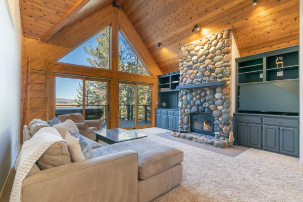 241 Basque Dr Truckee CA 96161-large-013-027-Living Room-1500x1000-72dpi