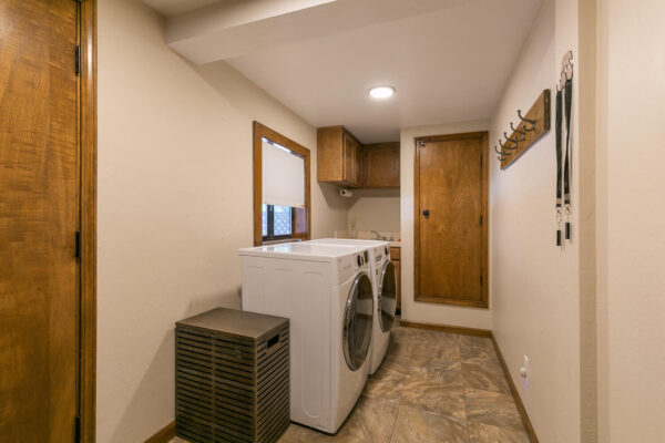1338 Indian Hills Truckee CA-large-028-025-Laundry-1500x1000-72dpi