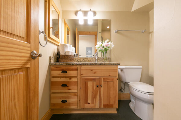 10770 Donner Pass Rd Truckee-large-012-013-Bathroom-1500x1000-72dpi