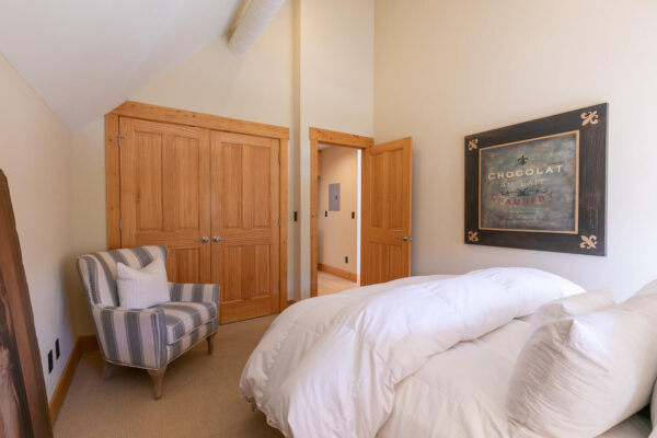 10770 Donner Pass Rd Truckee-large-014-012-Bedroom-1500x1000-72dpi