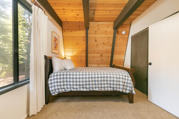 346 Woodview Ct Tahoe City CA-large-015-015-Bedroom One-1500x1000-72dpi